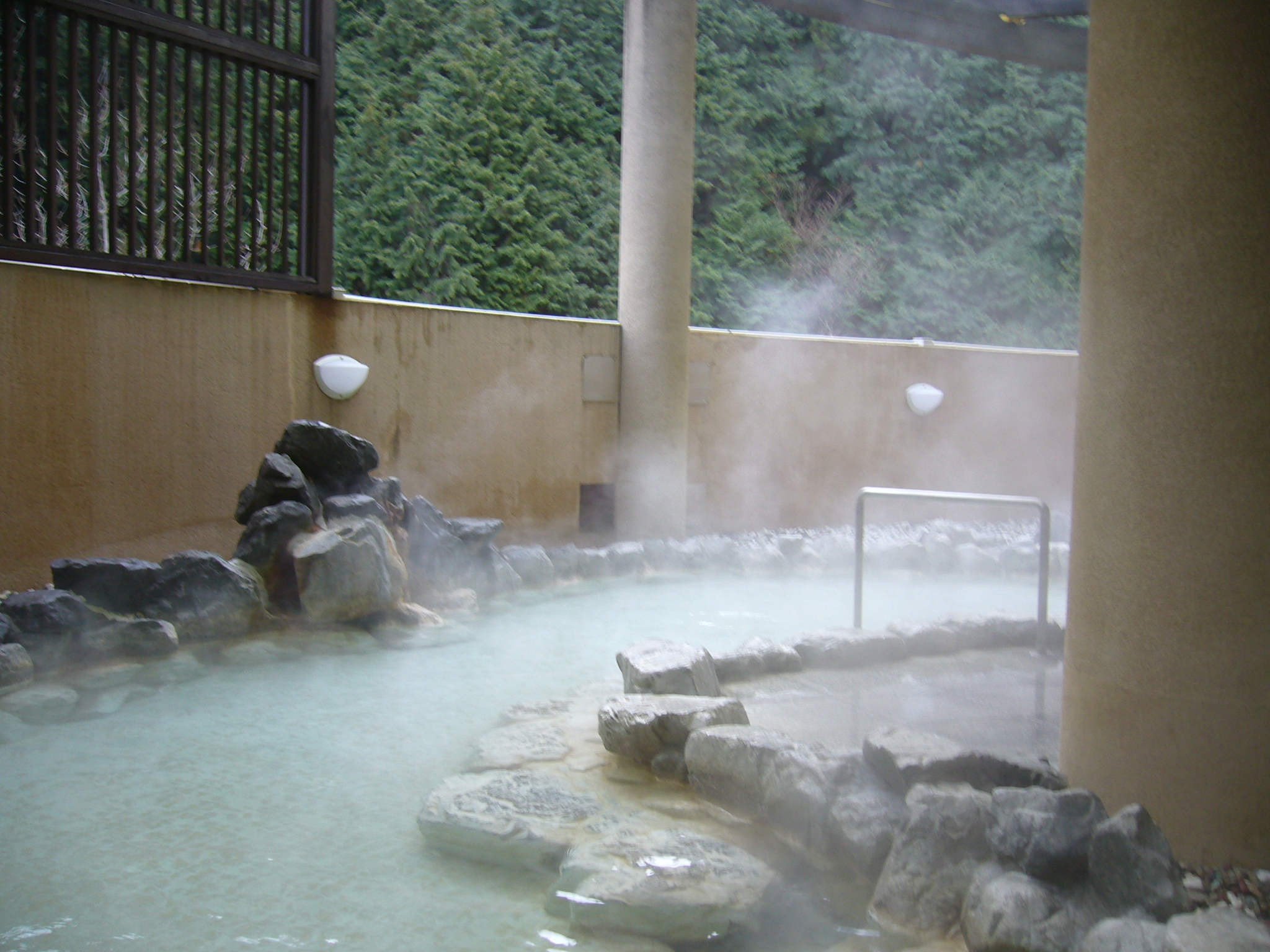 大阪・泉州の牛滝温泉 いよやかの郷は川沿いに湧く「美人の湯」