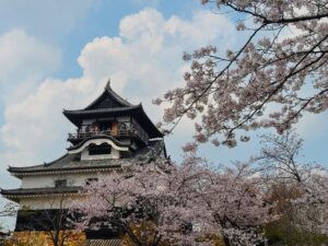 木曽川のほとりに名城あり！串グルメも楽しむ犬山城下町散策