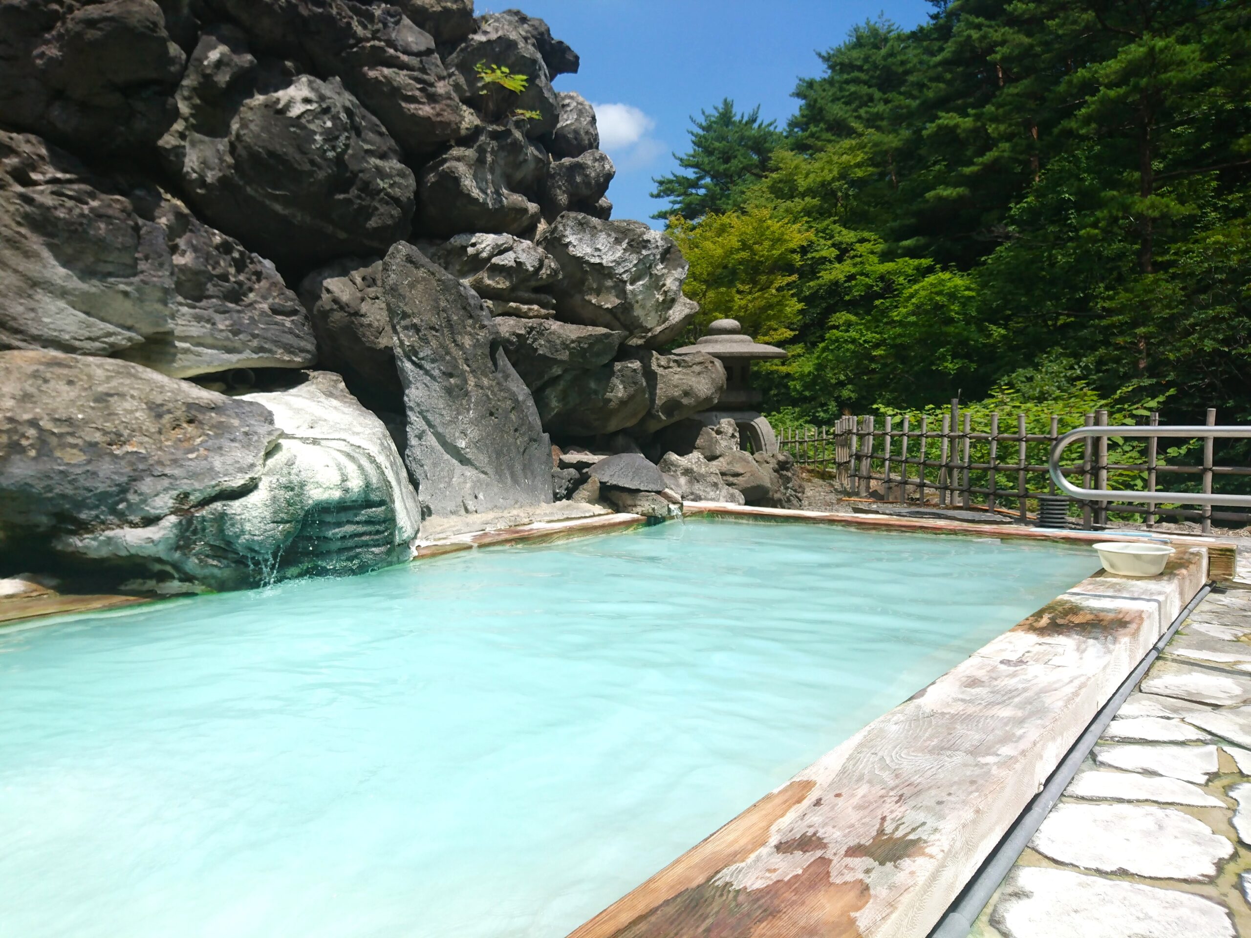 ゆで玉子の香りと茅葺きの湯小屋！福島高湯温泉・旅館玉子湯