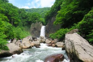 上越妙高エリア・苗名滝と笹ヶ峰高原で森と水辺のトレッキング