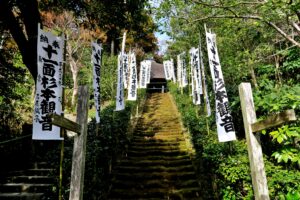 賑わう鶴岡八幡宮から静寂に包まれた金沢街道の名刹を巡る鎌倉旅