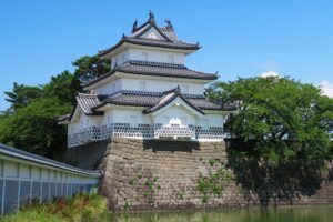 三つ鯱が載ったなまこ壁が美しい。新潟新発田市の新発田城