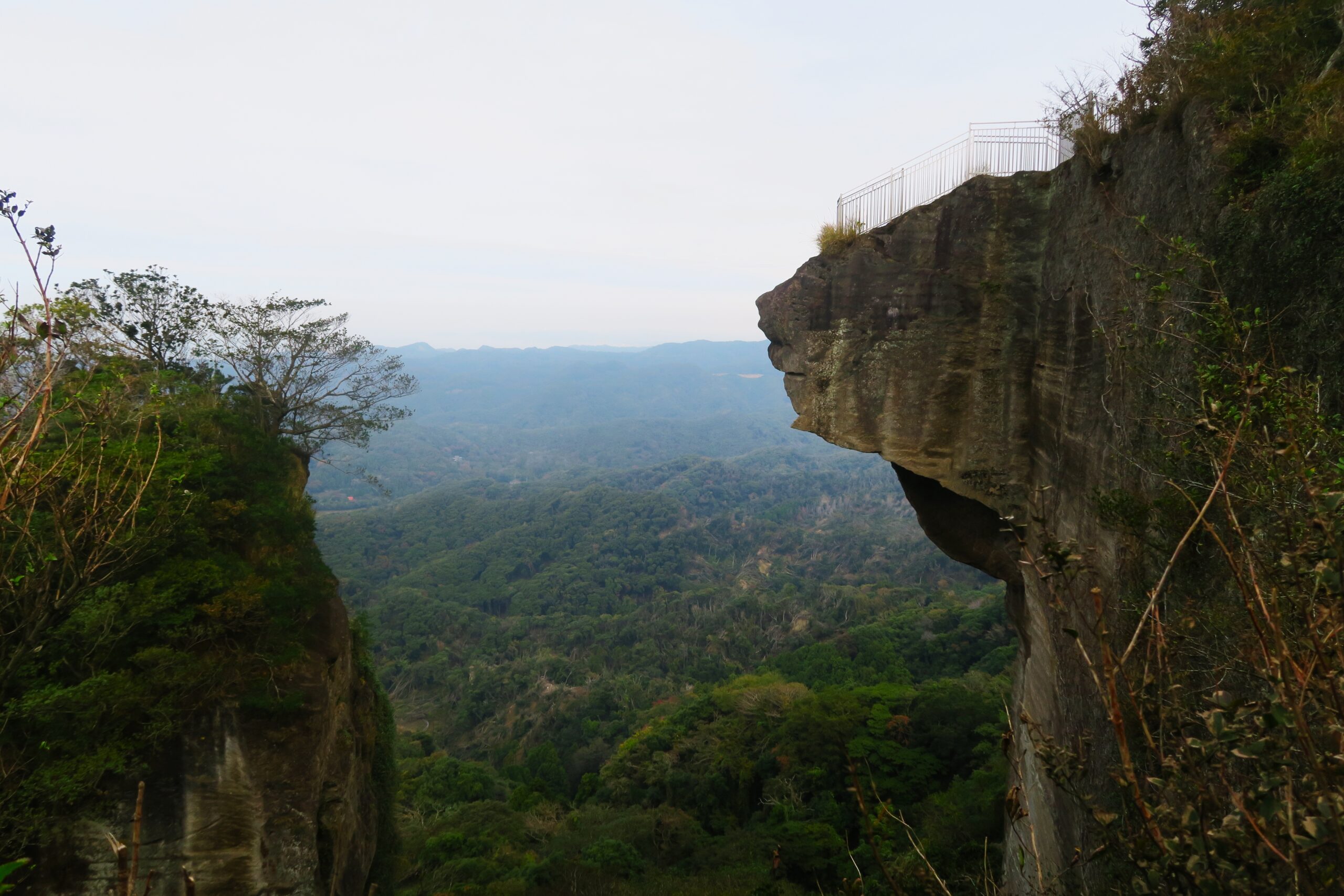 房総きっての奇観、絶壁と奇岩が並ぶ｢鋸山｣は、日本寺の参詣道