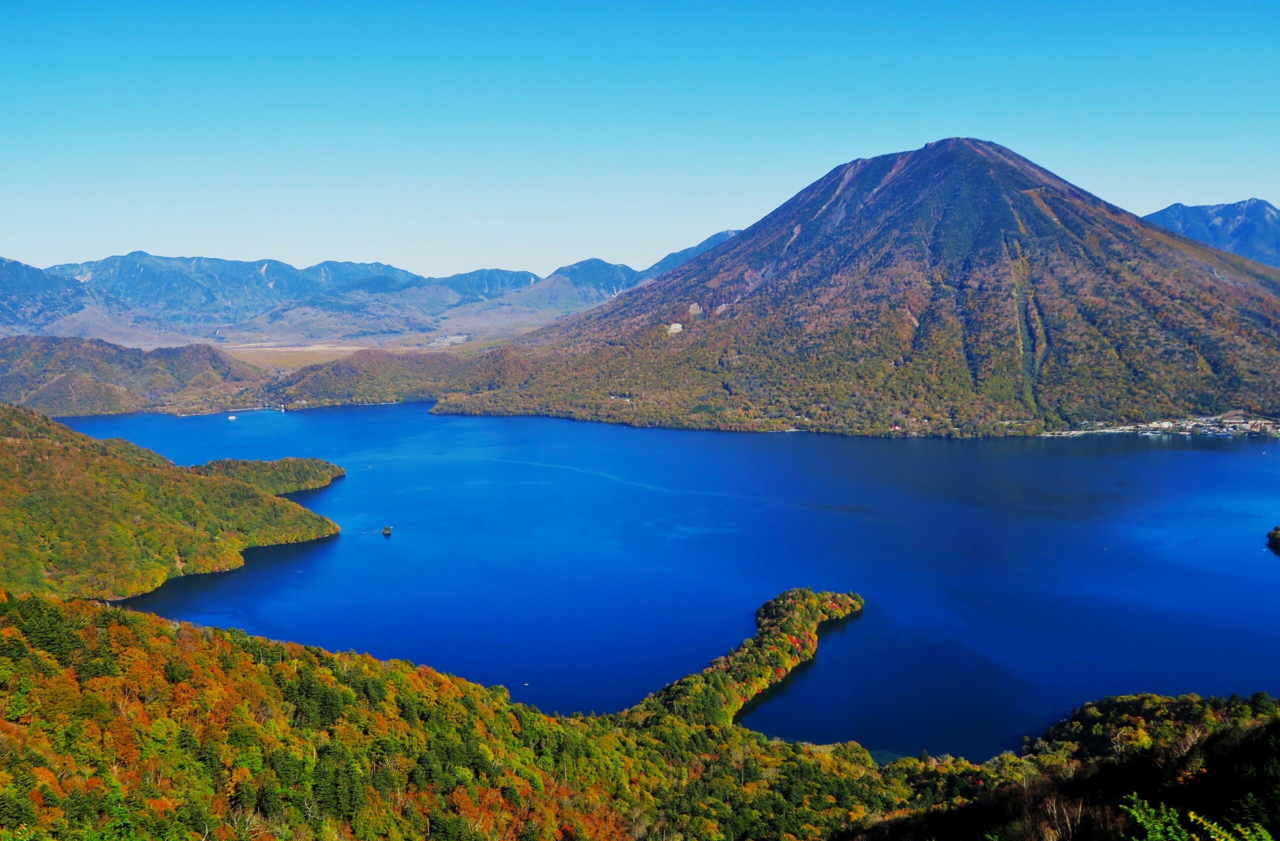 ジェントルマン気分で、優雅に森と湖から愉しむ奥日光の紅葉