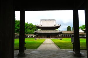 堂が一直線に建ち並ぶ。富山・高岡山瑞龍寺が語る禅宗伽藍