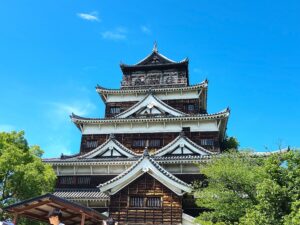 原爆で倒壊！三角州に佇む水堀と石垣の復興のシンボル広島城