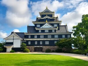 不等辺五角形の城・岡山城で時代によって異なる石垣を楽しむ