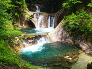 甲府盆地を潤す笛吹川が作り出す清冽な水を湛える西沢渓谷を歩く