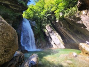 甲斐駒ヶ岳北麓の尾白川渓谷と温泉成分豊かな尾白の湯で水物語