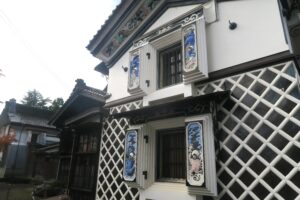 紅葉も見事。越後長岡で三国街道沿いの醸造の町・摂田屋を歩く