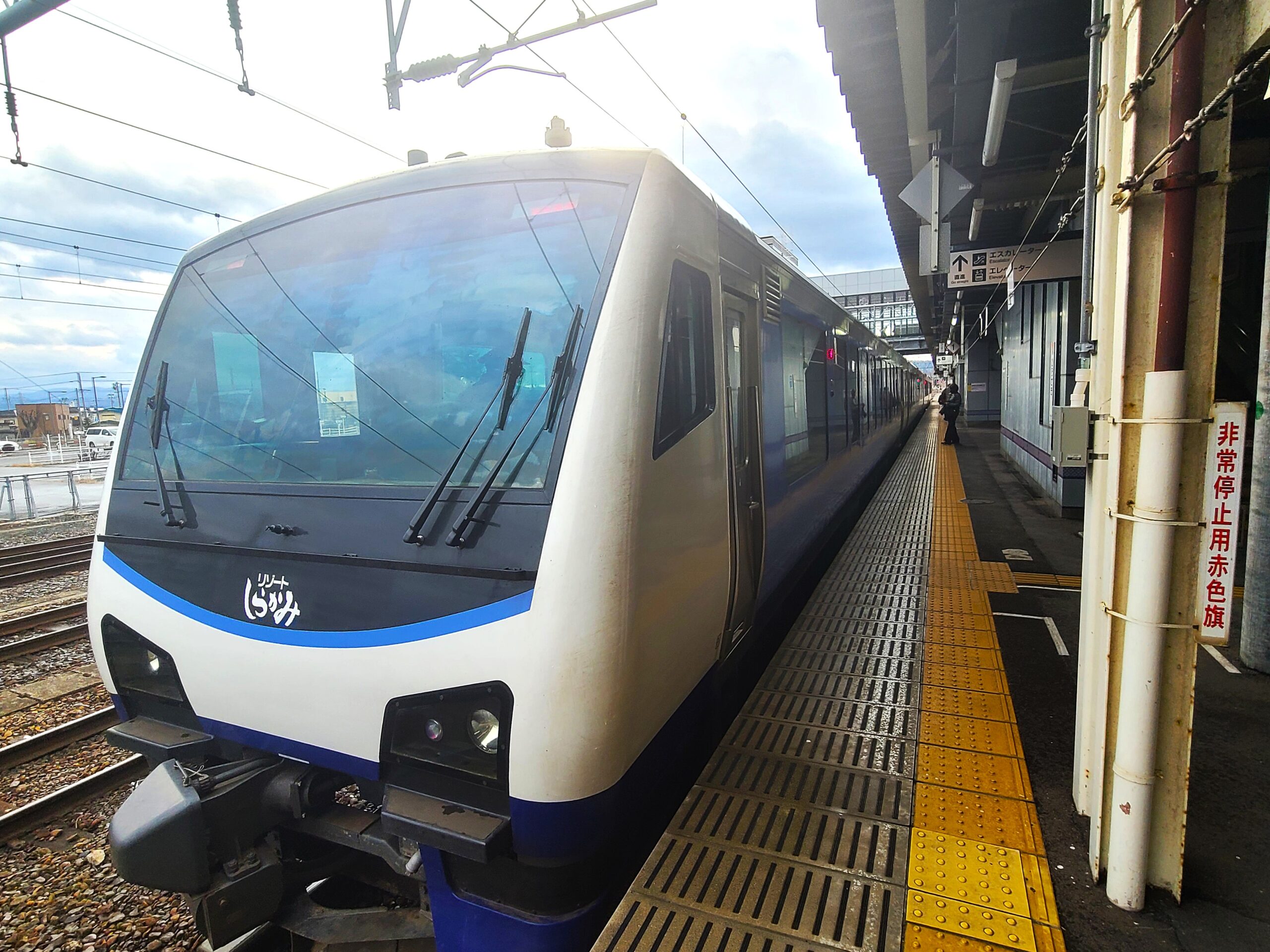 五能線を走るリゾートしらかみに乗って絶景に逢う展望列車の旅