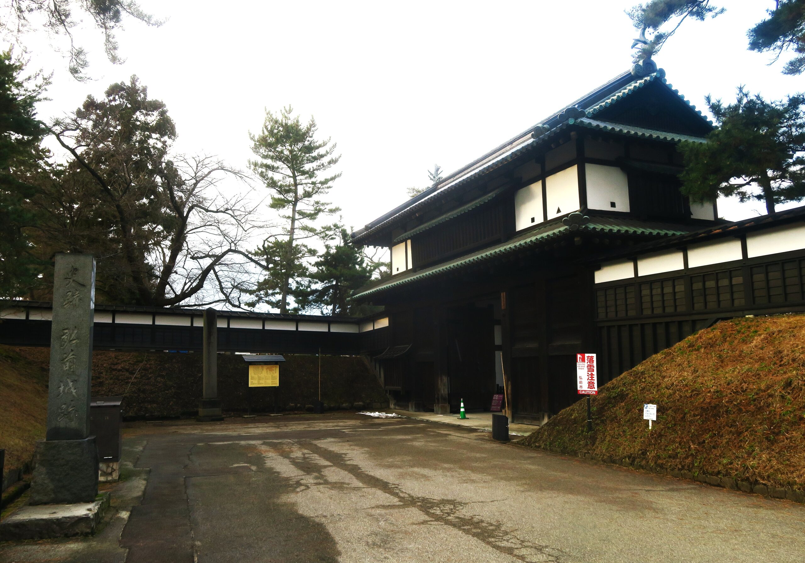 弘前城は江戸時代から残る東北唯一の現存天守と城門の力強さ