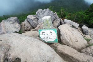 白駒池から行く美しい苔の森と岩峰の絶景。北八ヶ岳にゅう登山