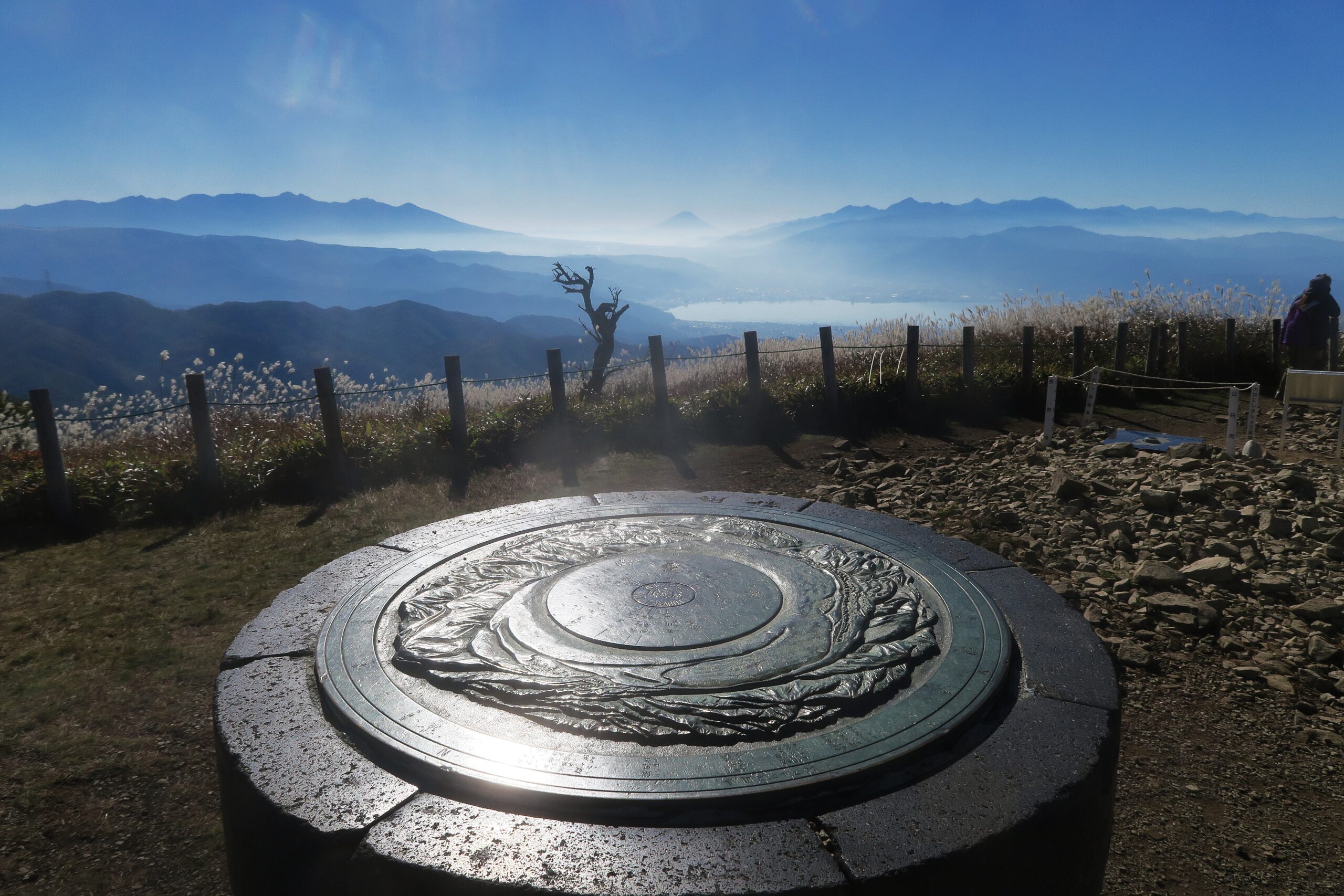 ゆるキャン△の聖地・高ボッチ高原で諏訪湖の先に富士山を望む